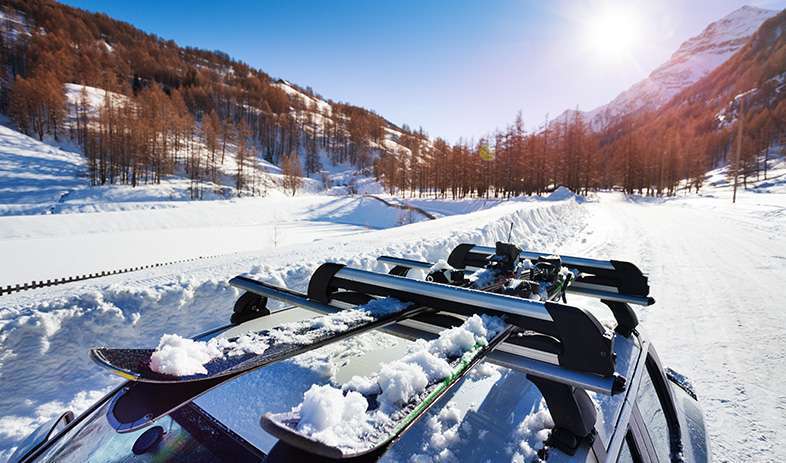 250+ Porte Ski Voiture Photos, taleaux et images libre de droits