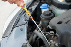 Comment vérifier le niveau d'huile d'une voiture ? - Blog Avatacar